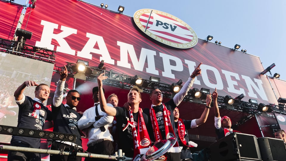 Einige Spieler von PSV feiern auf der speziell errichteten Bühne den Meistertitel.