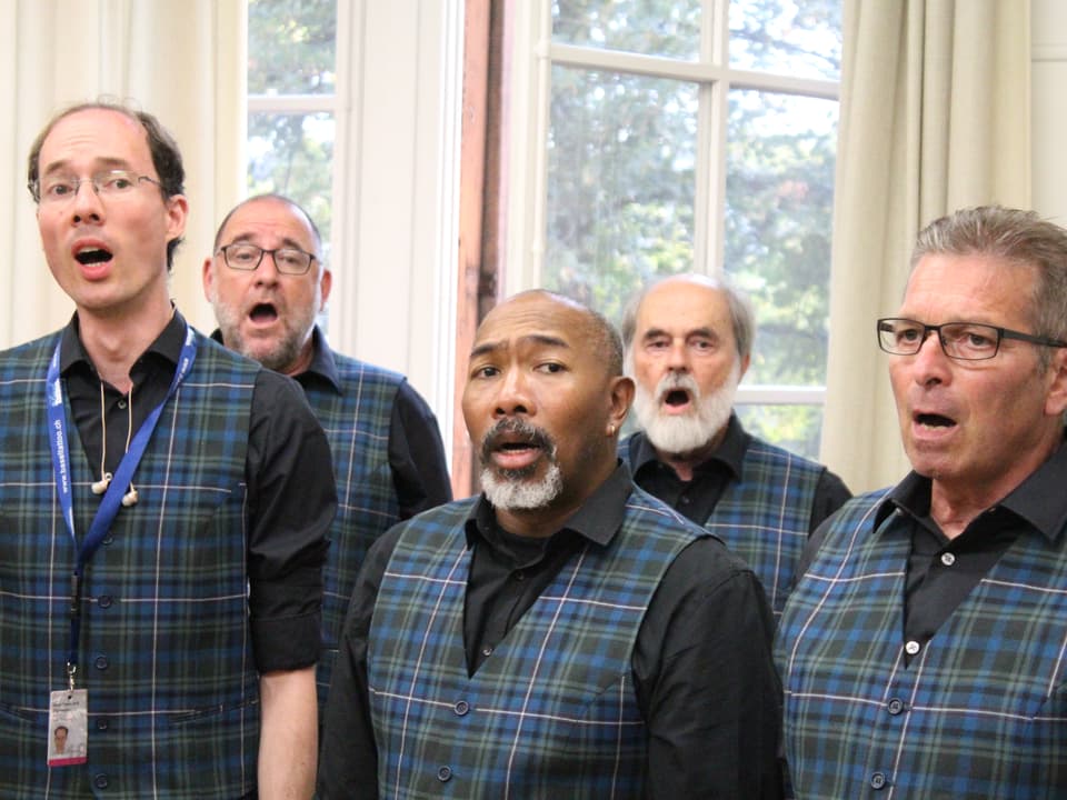5 Männer beim Singen