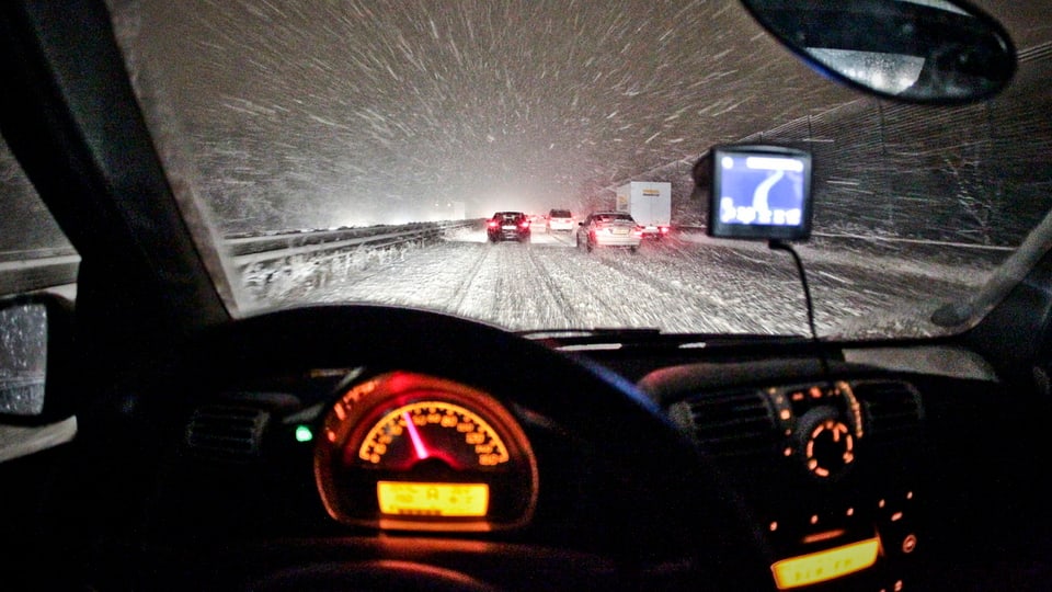 Autofahrer im Schnee.