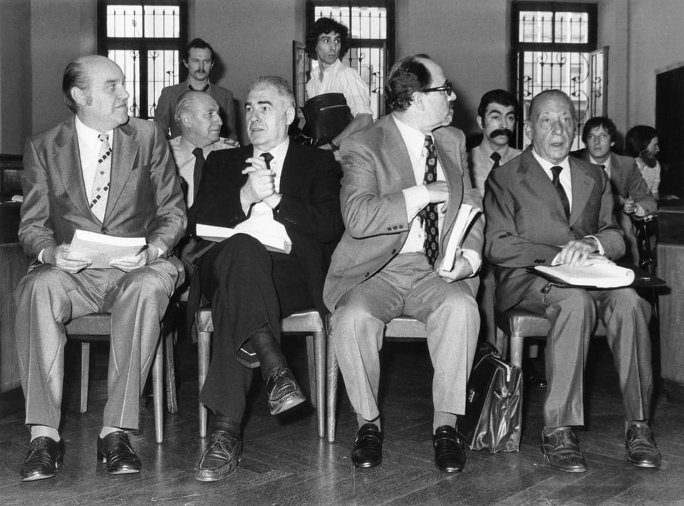 sw-Aufnahme der Bankiers Gada, Kuhrmeier, Laffranchi und Noseda (von links nach rechts) vor Gericht.