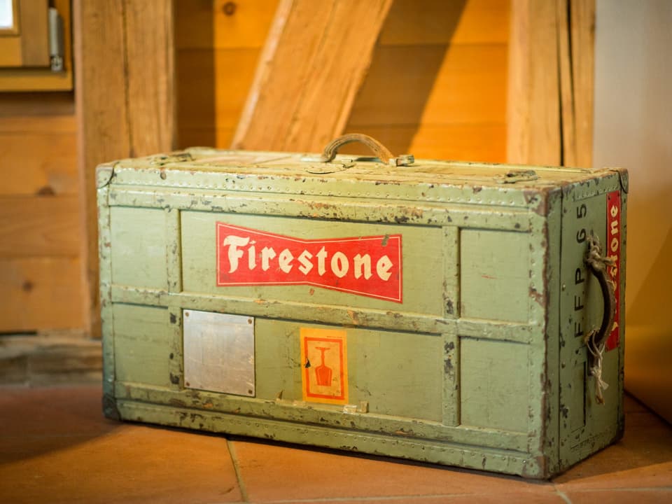 Alte Kiste mit der Aufschrift Firestone.