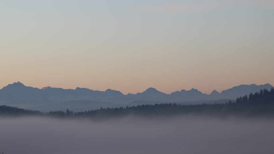 Blick von Ersigen Richtung Berner Alpen. Im Laufe des Tages stieg der Nebel immer mehr an.