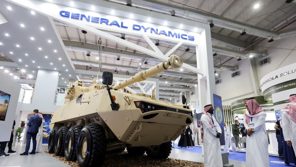 Ausstellung mit einem Panzer. Darüber ein Firmenlogo von General Dynamics.