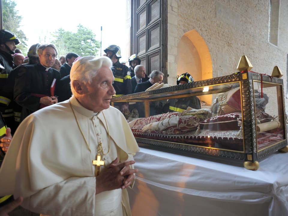 Papst Benedikt XVI am Schrein von Papst Coelestin V drei Wochen nach dem Beben.