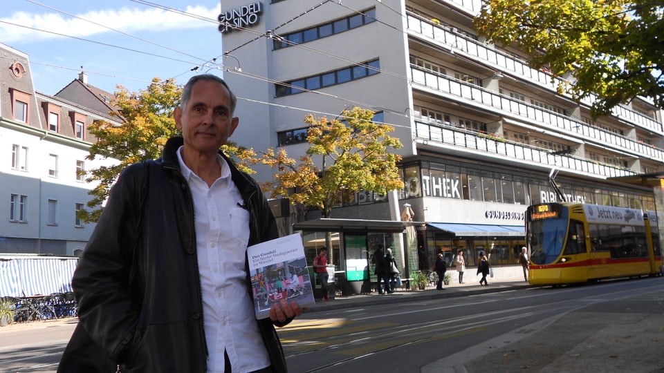 Fausi Marti hält das Buch und steht auf dem Tellplatz.