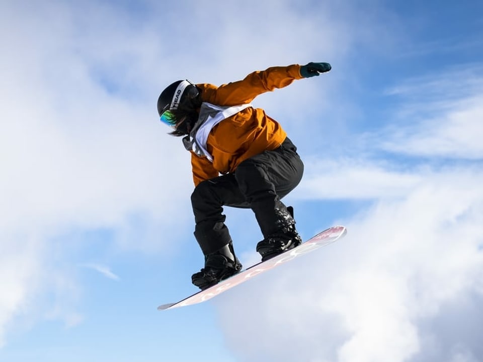 Sina Candrian auf dem Snowboard