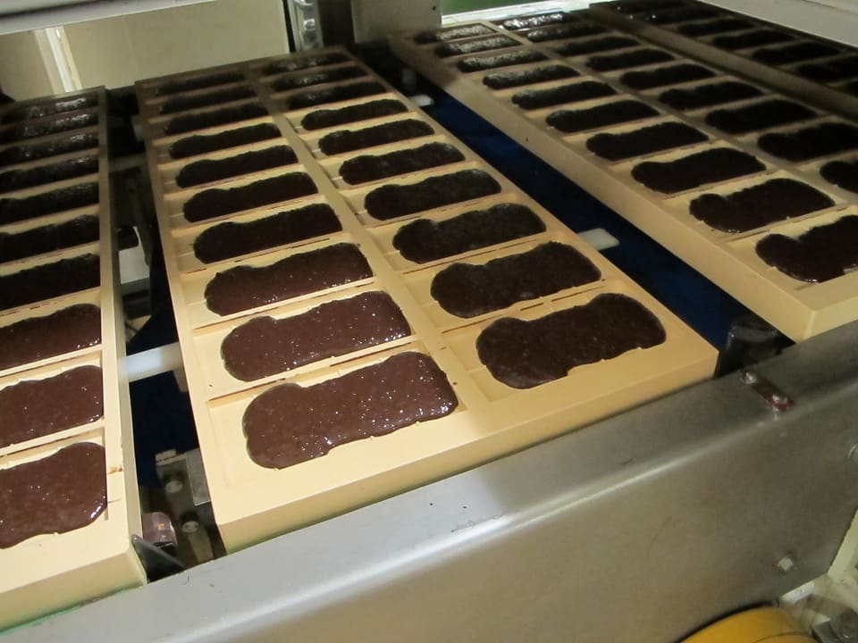 Auf dem Förderband werden werden unzählige Schokoladehasen produziert