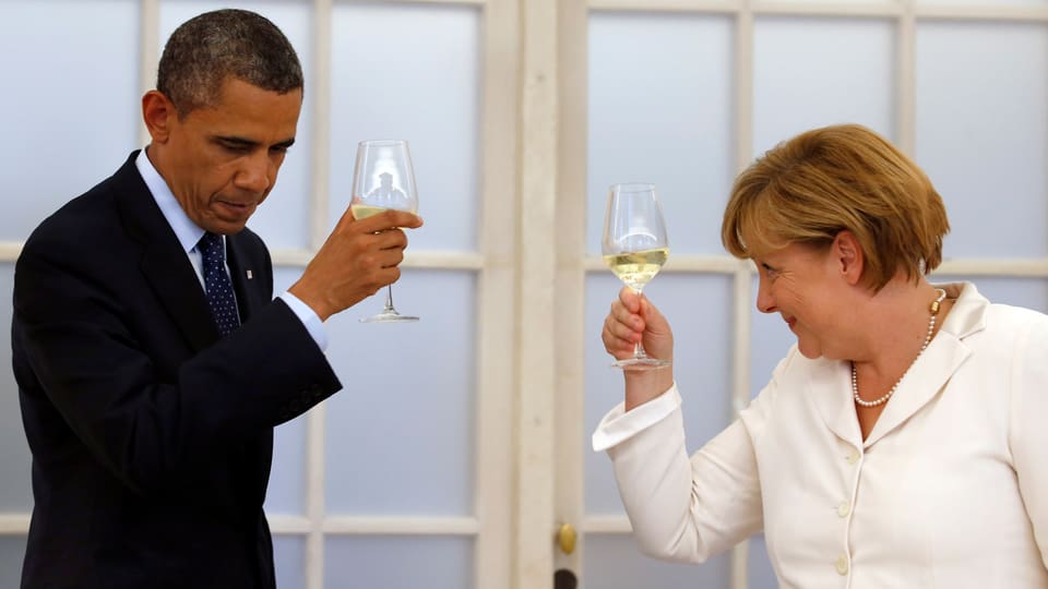 Obama und Merkel prosten sich zu