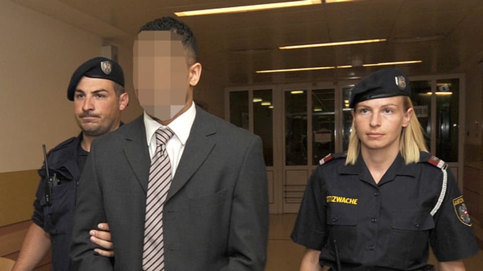 Zürcher Sprayer «Puber» flankiert von österreichischen Polizeibeamten