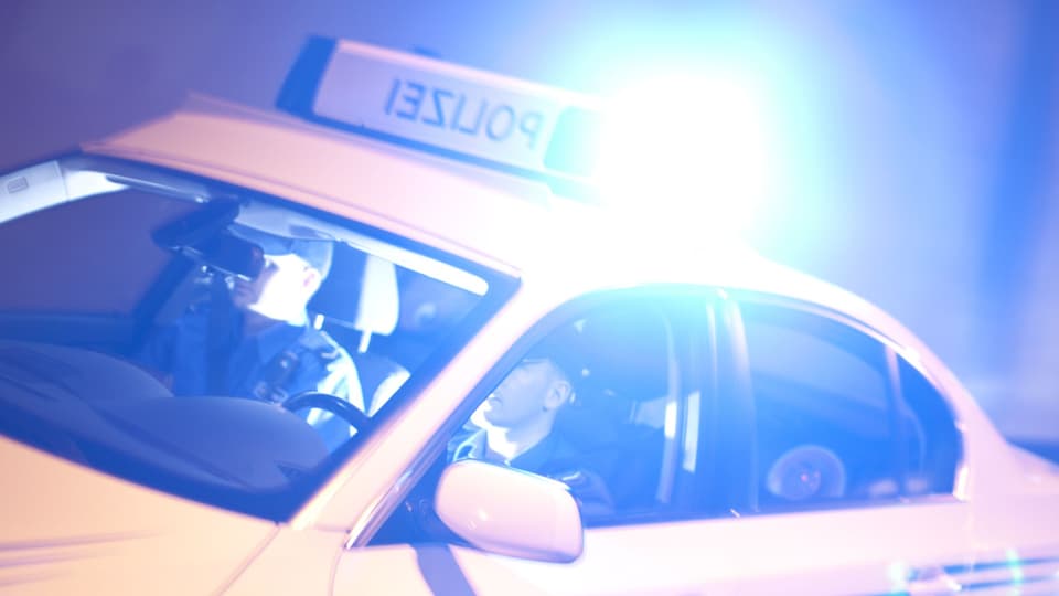 Einsatzfahrzeug der Kantonspolizei Aargau mit Blaulicht unterwegs - Symbolbild