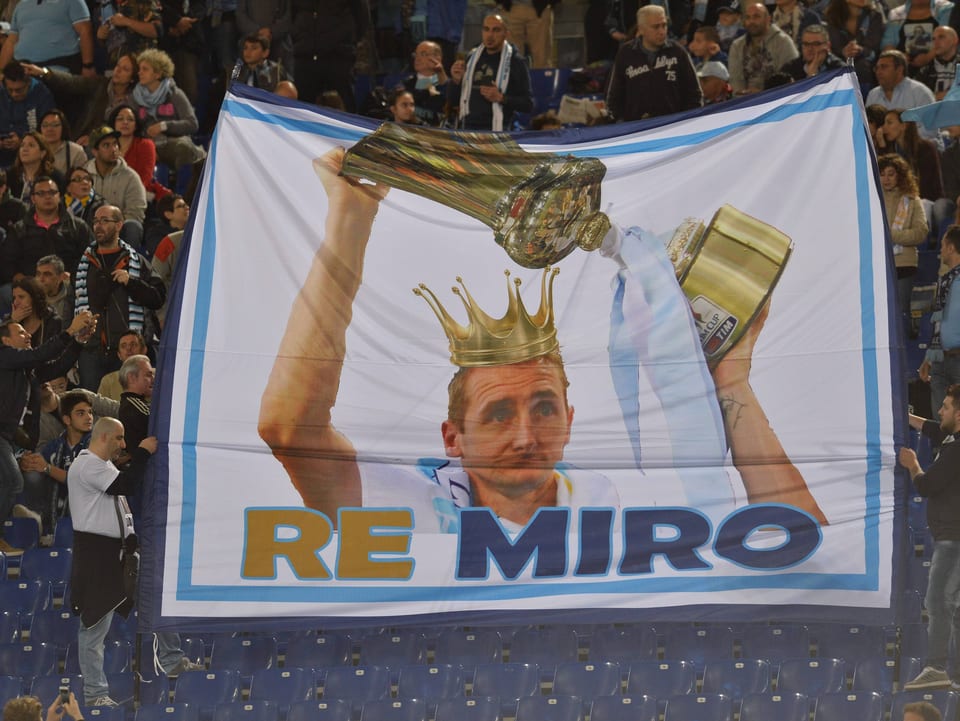 Lazio-Fans halten ein Transparent hoch.