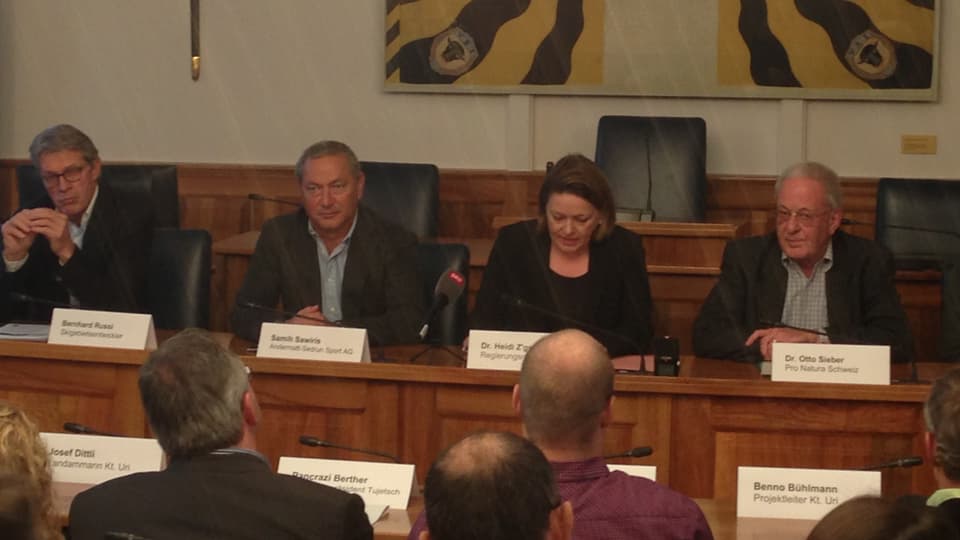 Die vier Referenten informieren im Rathaus Altdorf.