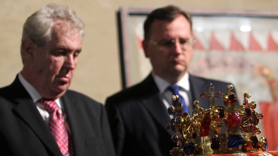 Miloš Zeman vor der Wenzelskrone stehen.