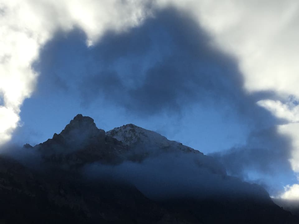 Wolken mit Bergschatten