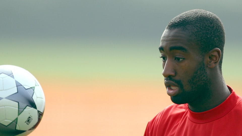 2 Wochen Pause Johan Djourou verpasst möglicherweise den Saisonstart mit dem HSV.