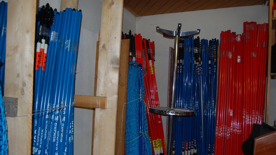Im Materiallager finden sich Rennstangen in Rot und Blau.