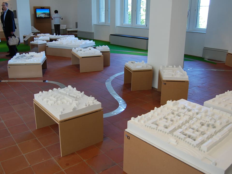 Architekturmodelle und die Aareschlaufe am Boden zeigen, wie ein neues Berner Stadtmodell aussehen könnte.