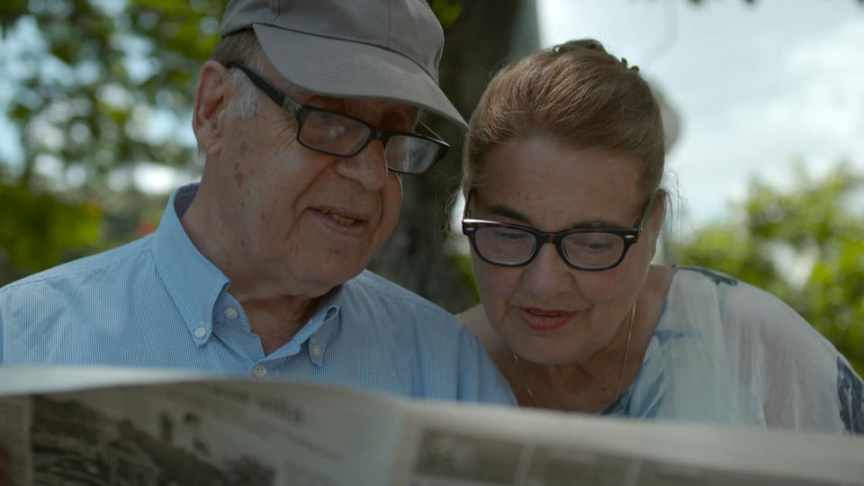 Jean Ziegler und seine Frau lesen die Zeitung.