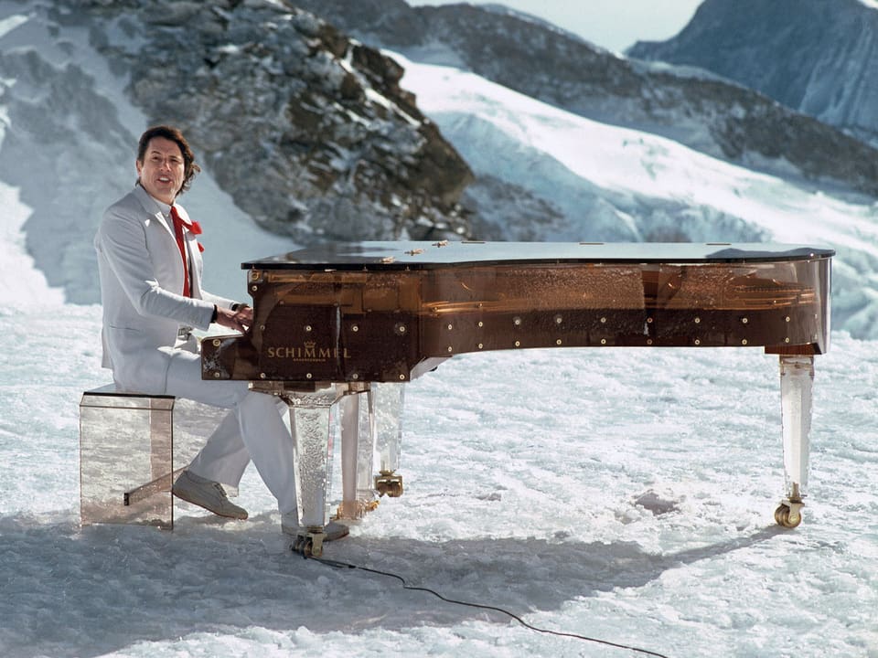 Udo Jürgens auf dem Gletscher am Piano.