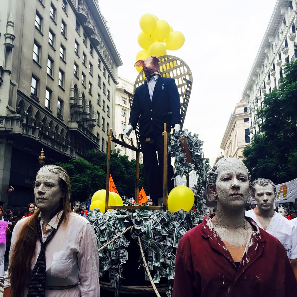 Aufwendige und kreative Aktion bei einer Demonstration in Buenos Aires.