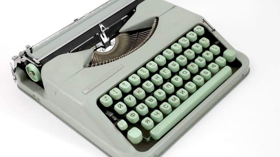 kleine grüne Schreibmaschine mit russischer Tastatur