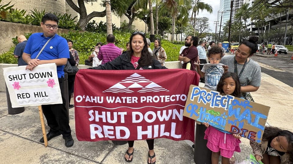 Demonstranten mit Bannern zum Schutz des Wassers in O'ahu, fordern Schliessung von Red Hill.