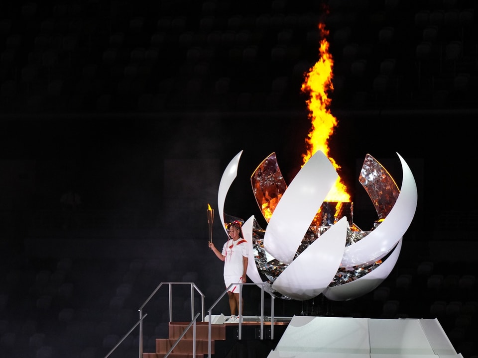 Naomi Osaka entzündet die olympische Flamme.