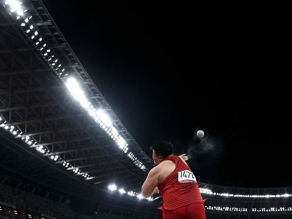 Die Chinesin Gong Lijiao schleudert bei der Qualifikation der Frauen zum Kugelstossen ihre Kugel in die Nacht von Tokio.