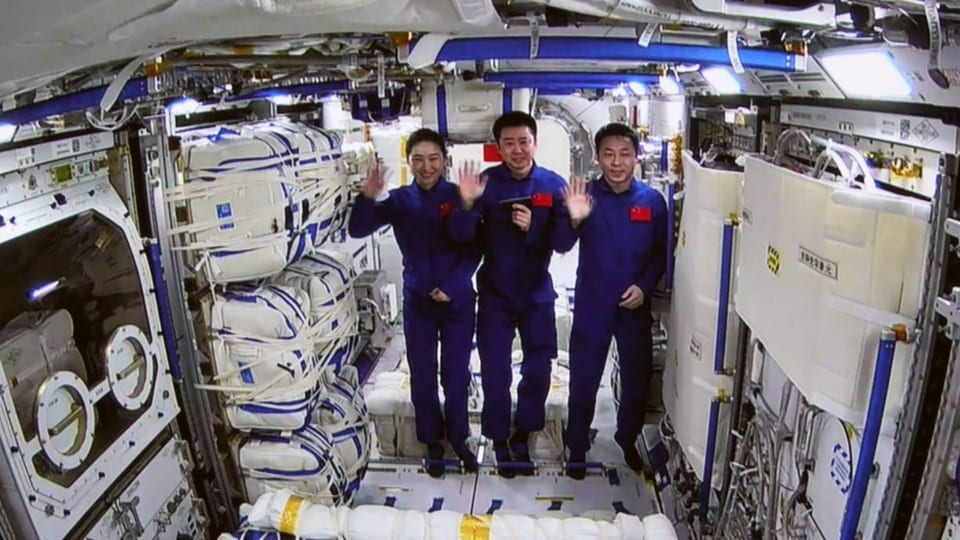 Drei Astronauten winken in die Kamera.