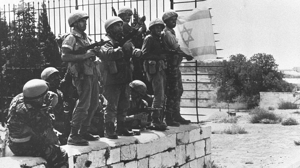 Israelische Soldaten posieren in bei der al-Aqsa-Moschee am Tempelberg in Jerusalem.