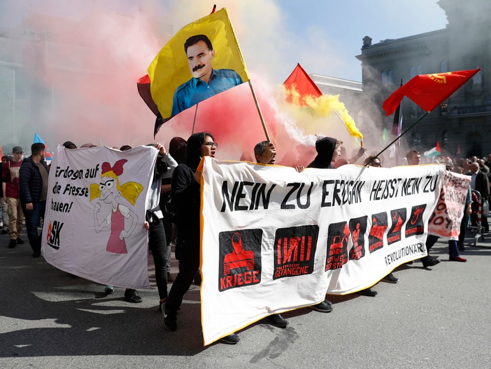 Kundgebungsteilnehmer protestieren gegen den Tuerkischen Praesidenten Erdogan am Samstagnachmittag in Bern.
