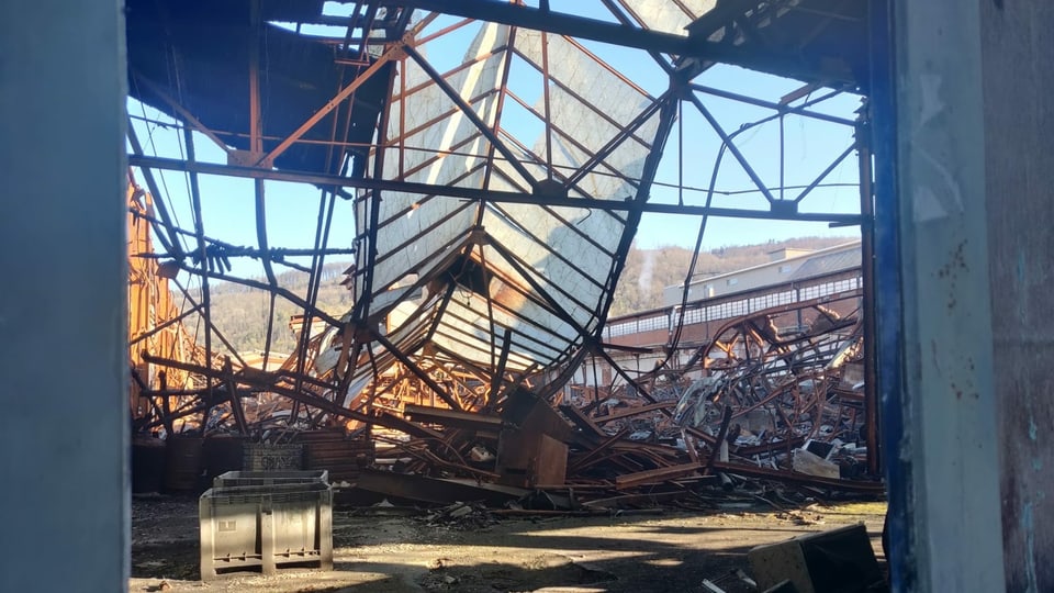 Eingestürzte Industriehalle.