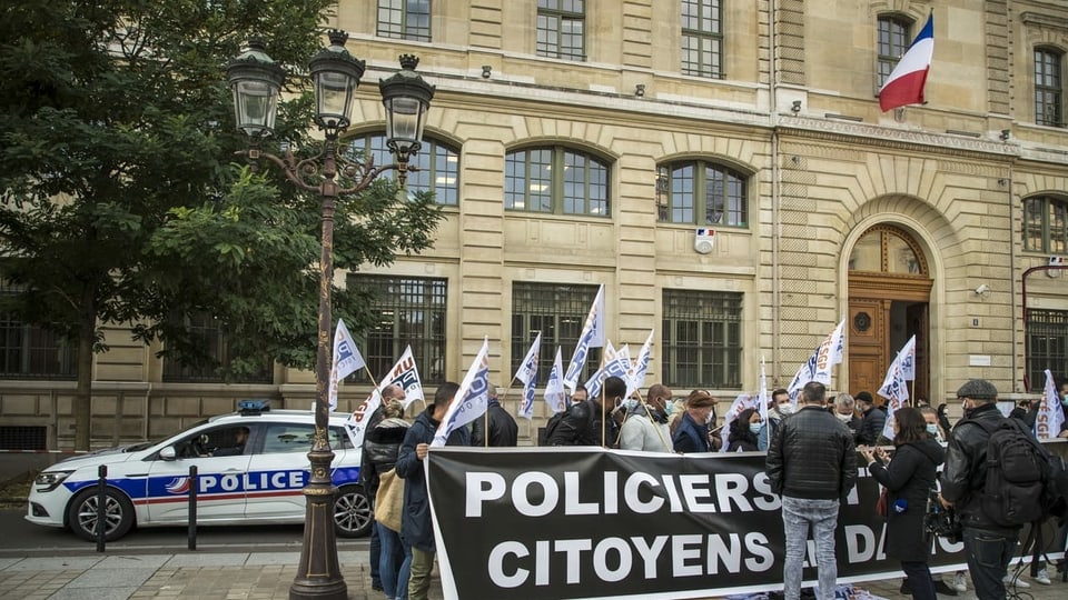 Polizei-Gewerkschafter demonstrieren vor der Polizeipräfektur von Paris