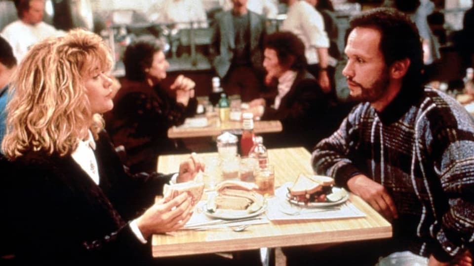 Meg Ryan und Billy Crystal an Tisch in Restaurant