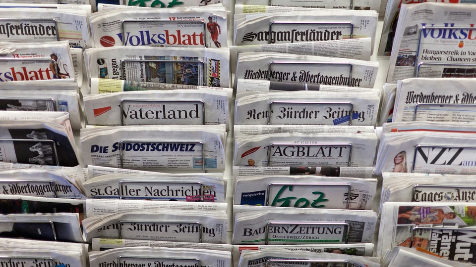 Symbolbild: Zeitungssständr mit vielen verschiedenen Zeitungen.