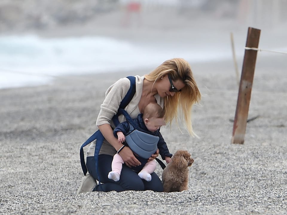 Michelle Hunziker unterwegs mit Tochter Sole und ihrem Hund.