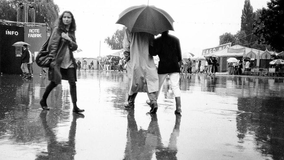 Leute laufen im Regen.