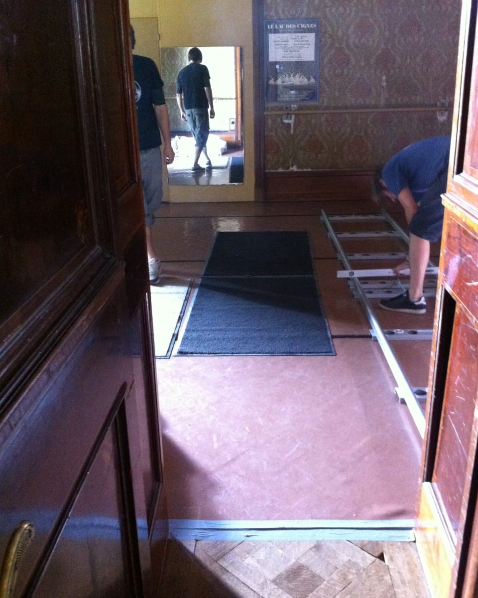 Der Boden im Bestattungsinstitut wird sorgsam mit Teppich abgedeckt.