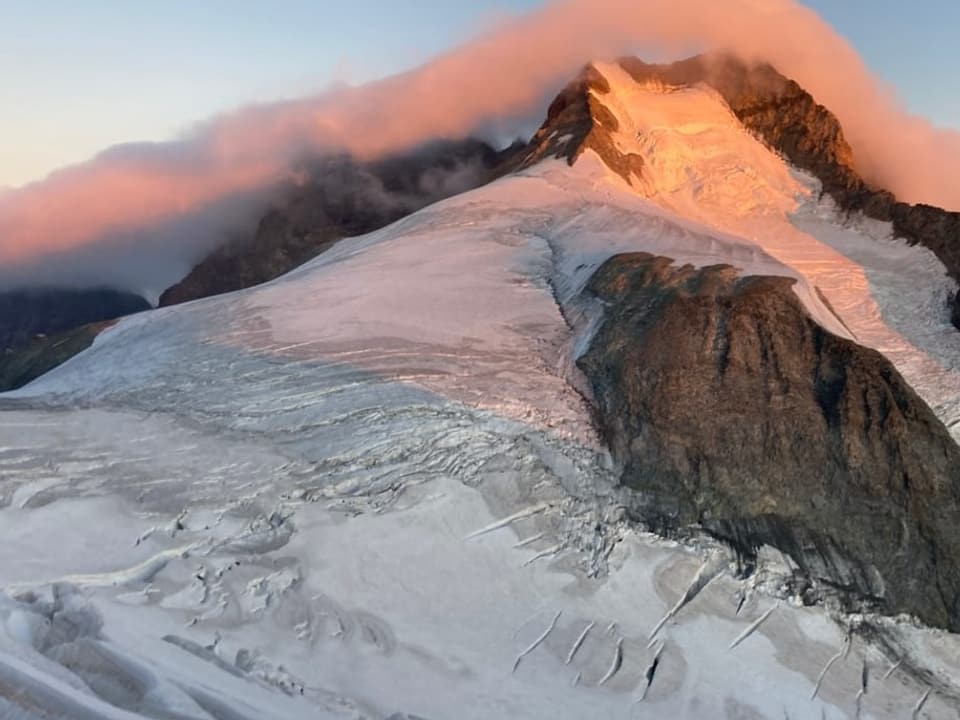 Gletscher mit dunklen Flecken auf dem Eis im Abendrot