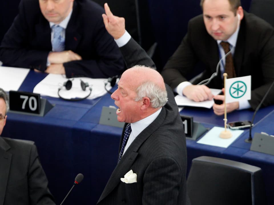 Der britische EU-Abgeordnete Godfrey Bloom brüllend im EU-Plenarsaal mit gehobenem Arm