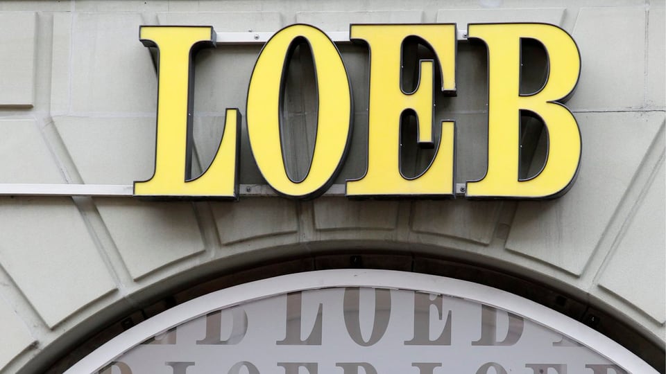 Das Logo an der Fassade der Berner Warenhaus-Gruppe Loeb. 