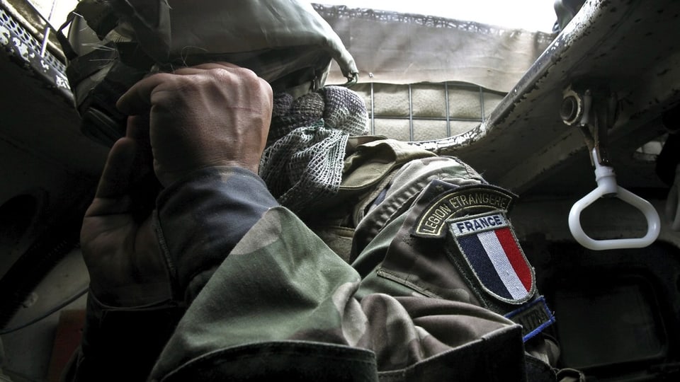 Soldat mit Frankreich-Abzeichen auf dem Arm
