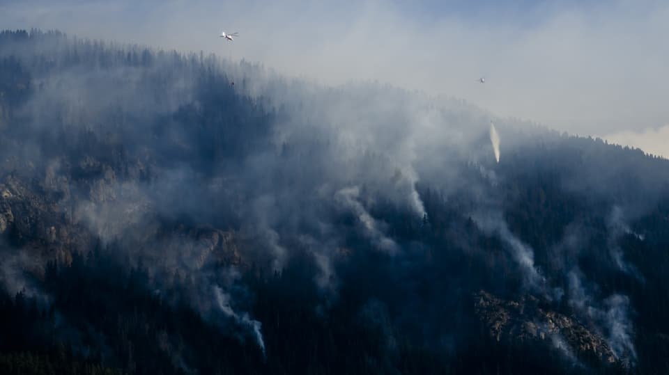 Zwei Löschhelikopter über dem Waldbrandgebiet.