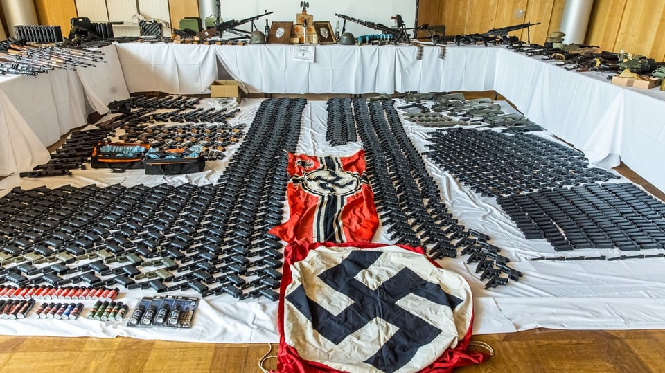Österreichs Polizei hat bei Rechtsextremisten Waffen im Wert von 1.5 Millionen Euro gefunden. Waffen, überall Waffen.