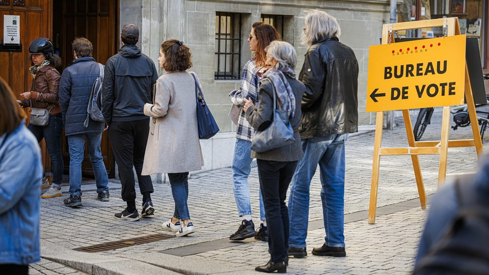 Schlange vor Wahllokal in Lausanne am 22.10.2023