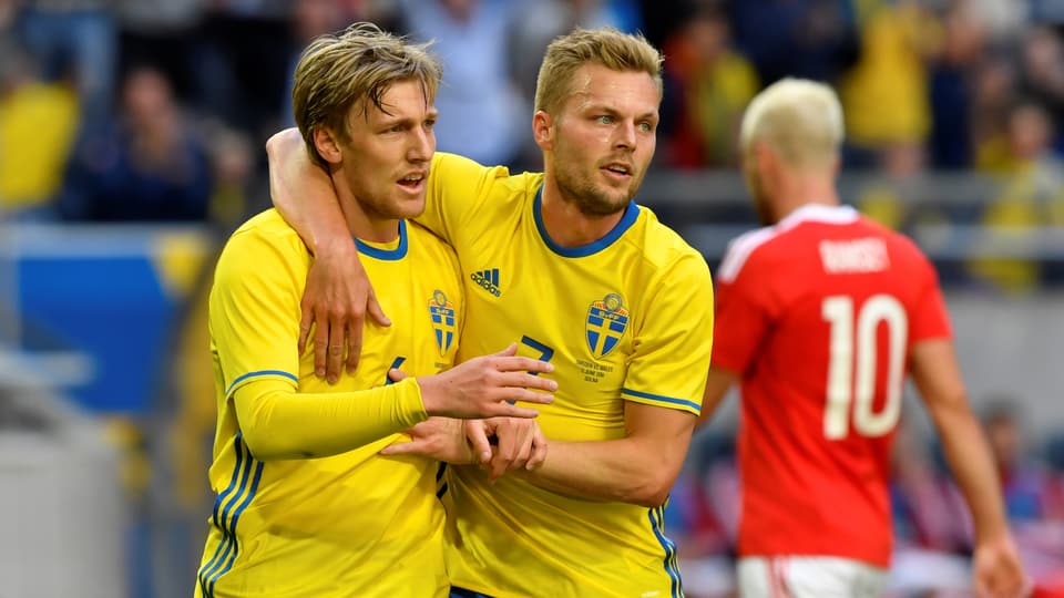 Zwei schwedische Spieler bejubeln einen Treffer.