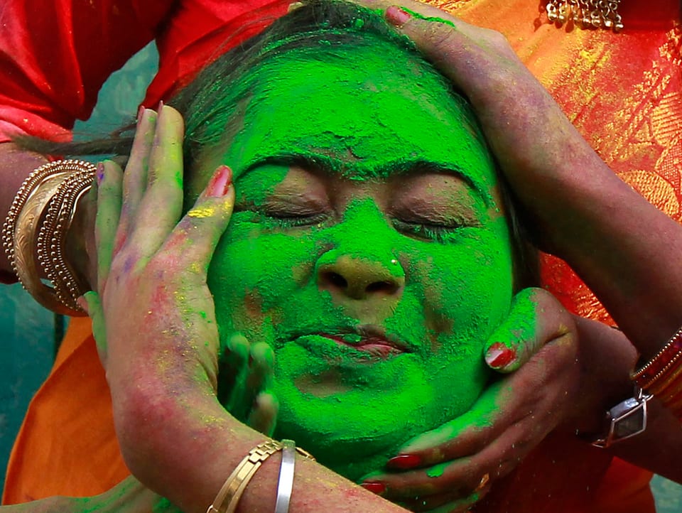 Eine junge Frau wird mit grüner Farbe «traktiert».