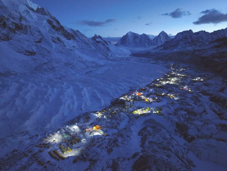 Blick auf ein Basiscamp am Mount Everest im Morgengrauen.
