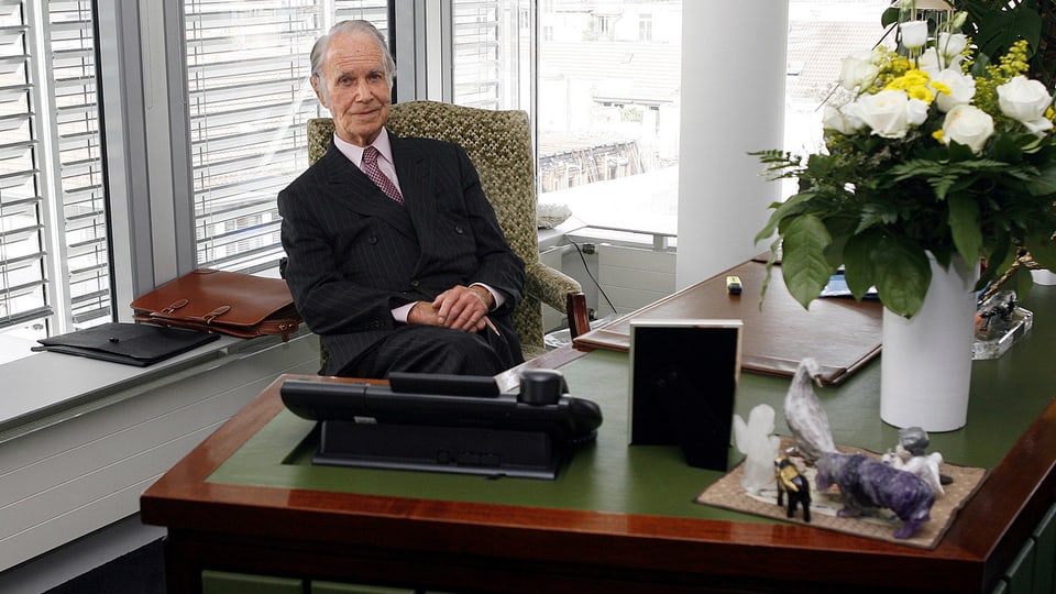 Hans Vontobel sitzt am Schreibtisch seines Büros in Zürich (Aufnahme von 2008). 