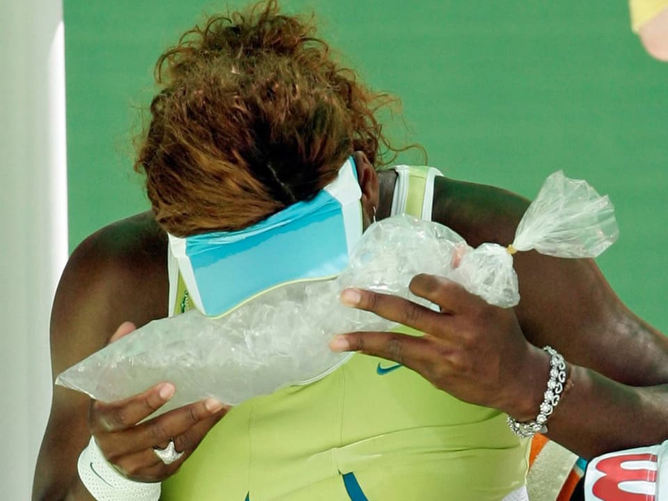 Serena Williams mit Eisbeutel.
